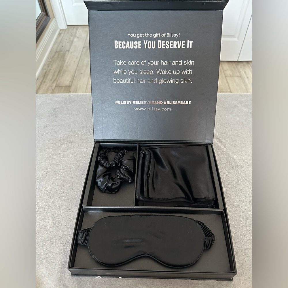 Blissy Dream Set 22 Momme in Black - Picture 1 of 4